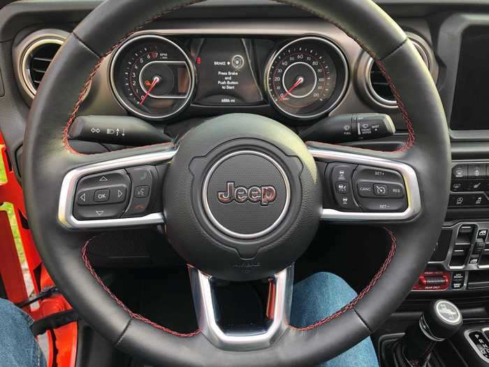 The multifunction, heated steering wheel is leather-wrapped, and the instrument cluster is an analog-digital setup. This aspect of the Gladiator is pretty much on par with all other Jeep vehicles.