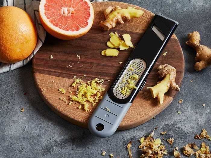 A tool that makes peeling and cutting ginger much easier