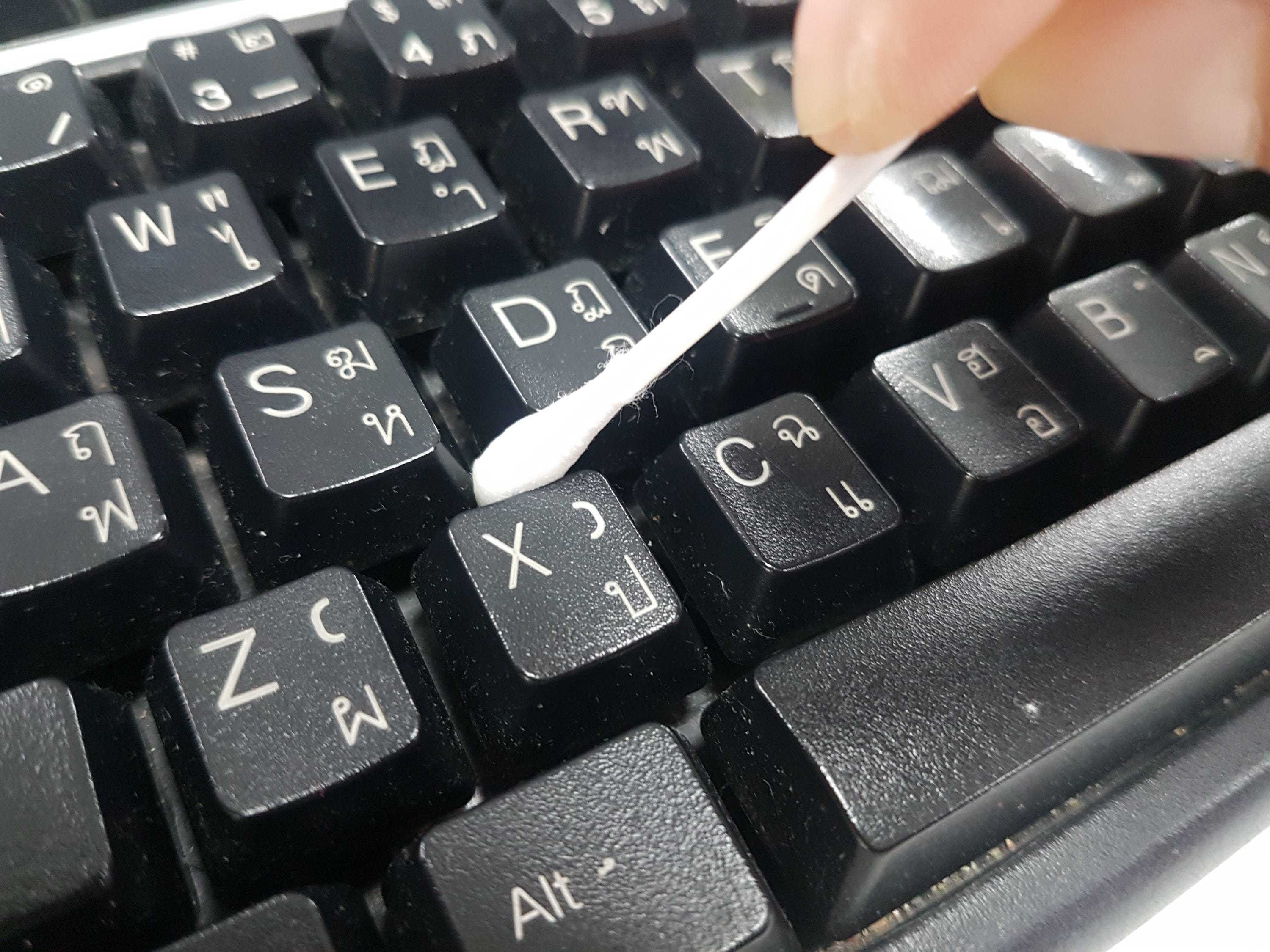 Использование кнопок. Клавиатура в пыли. Clean the Keyboard. Как почистить клавиатуру снимая клавиши. На клавиатуре пыль превратилась в.