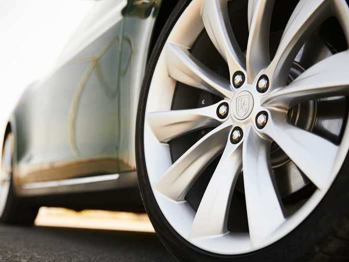 The wheels are 21-inch turbine wheels.