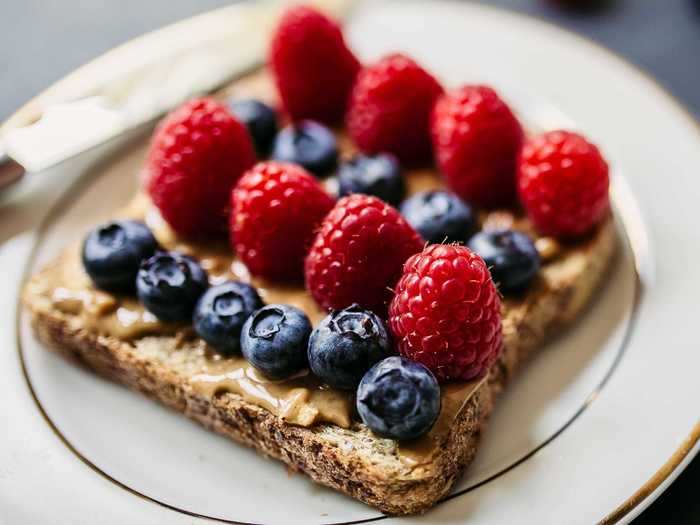 Peanut-butter toast topped with berries can keep you full for hours.