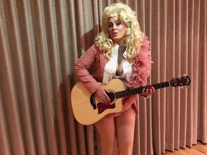 Adele once dressed up as Dolly Parton for Halloween.