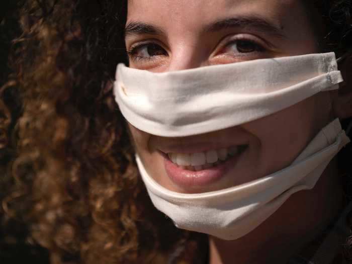 This transparent mask makes it easier for hearing-impaired people to communicate with others.