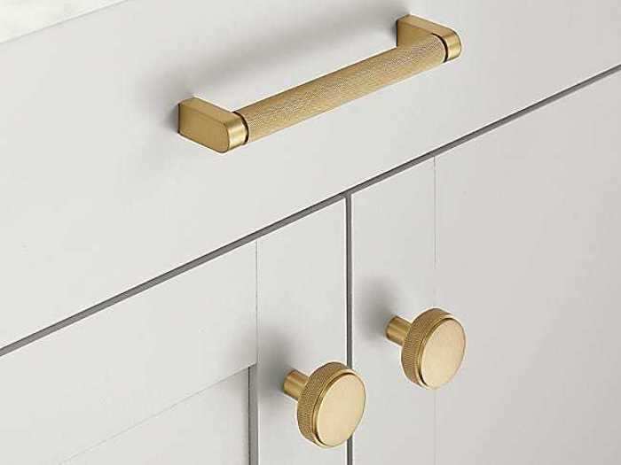 Cabinet pulls and knobs to give cabinets a fresh look