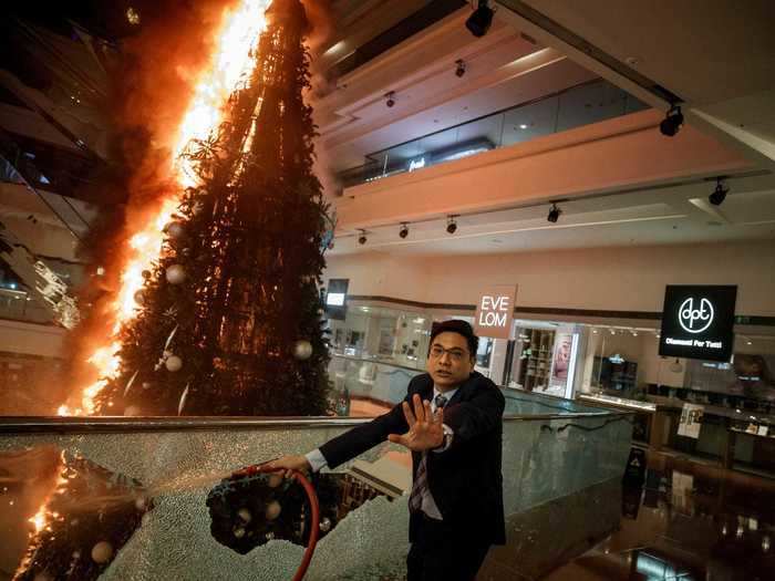 Protestors used weapons including bows and arrows, catapults, and Molotov cocktails. Riots took place in numerous locations throughout the city, and destruction occurred in public spaces including malls and major roads.