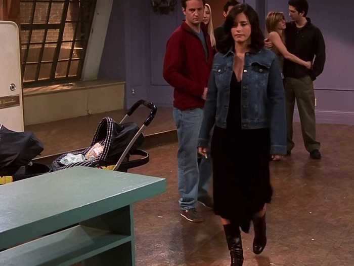 Courteney Cox strategically hid her pregnancy during Monica’s final on-screen moments.