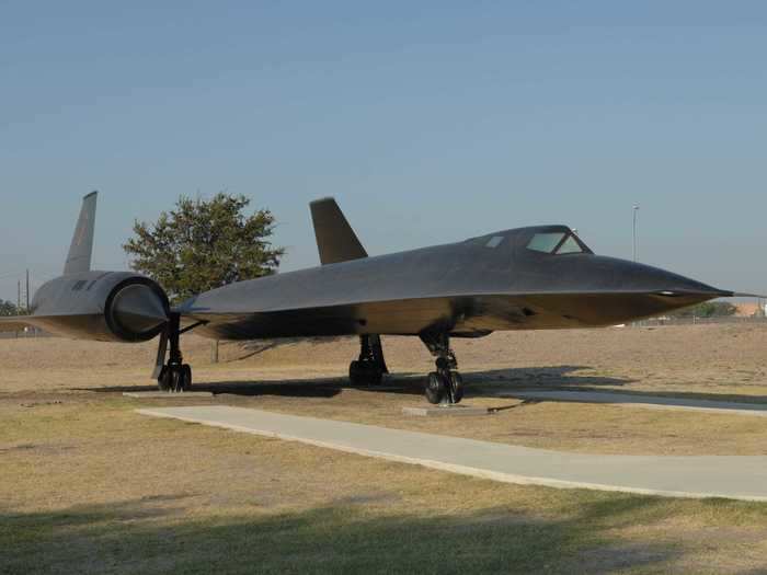 From the A-12, the two-seater SR-71 Blackbird was produced for the US Air Force. Compared to its predecessor, the Blackbird had more radar-reflecting surface and was less easily detected by enemy anti-aircraft.