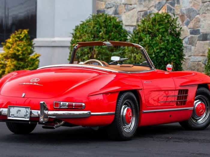 It’s done in the style of a 1962 Mercedes-Benz 300SL Roadster.