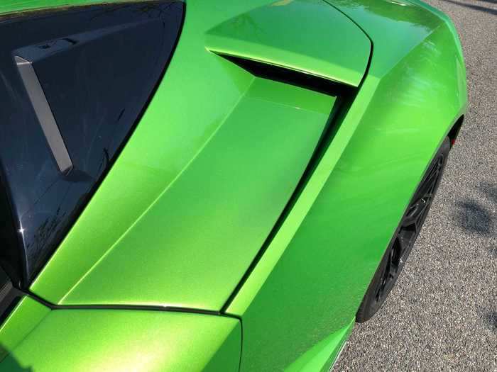 The aero elements are tucked away on the Huracán