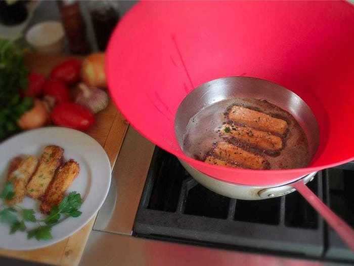 A splatter screen that still lets you access your pan to cook