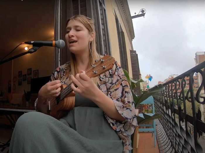 Jennifer-Lynn Parnall performed for her neighbors every day during Spain