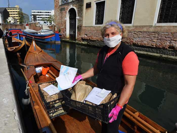 Women in Venice transported groceries to residents on traditional boats.