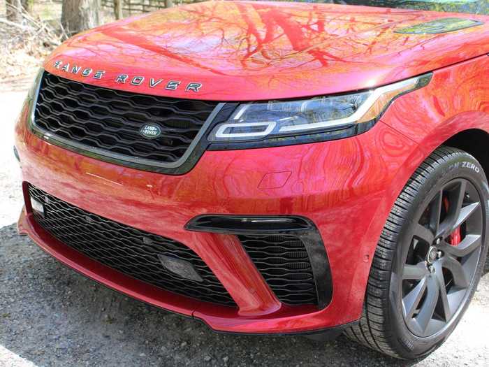 Just have a gander at the balance of the fascia for proof. The undulating, blacked-out grille, the bold scoops, the headlights — it all works together to exude grace, power, and purpose. The lamps are LEDs with LED running lights.