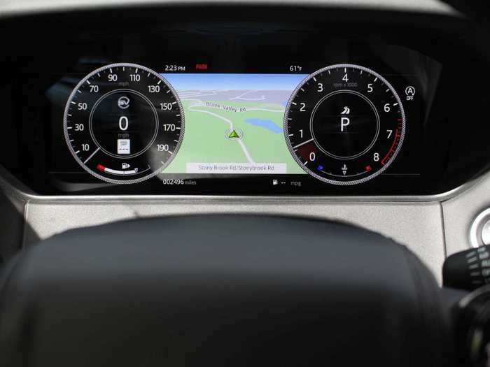 The analog-digital instrument cluster has a center screen that can be customized.