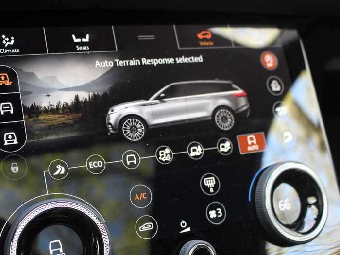 And this is how you adjust the drive modes, which range from fuel-saving Eco to a cluster of off-road choices.