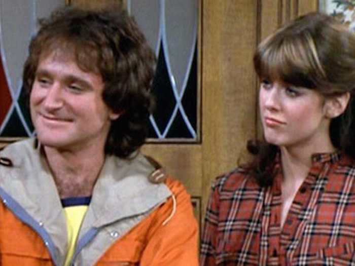 On the "Happy Days" spinoff "Mork & Mindy," a woman teaches an alien to adapt to life on Earth.