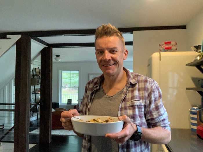 At 12:30, Constable takes a break to eat some pasta leftovers for lunch and catch up on emails he hasn