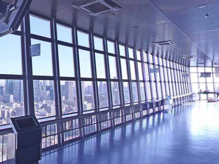 The virtual tour of the Tokyo Tower is bathed in harsh blue light.