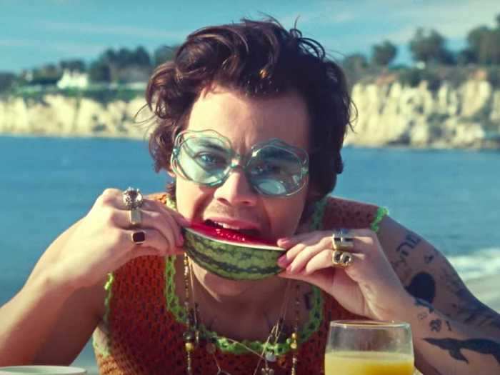 The round blue glasses were previously worn by Styles in a photoshoot for his 2019 cover of Rolling Stone magazine.