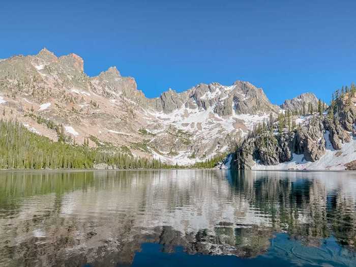 The Sawtooth Mountain Range in Idaho covers 678 square miles.