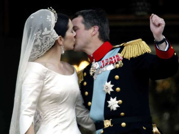 Prince Frederik and Princess Mary of Denmark kissed on the balcony of Christian VII