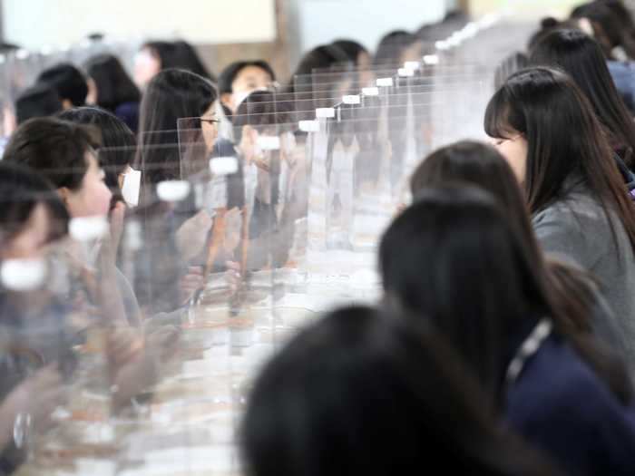 Students at this school in Daejeon ate their first lunch separated by plastic screens ...