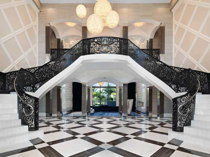 The foyer has a grand staircase, which Town and Country noted was reminiscent of old Hollywood.