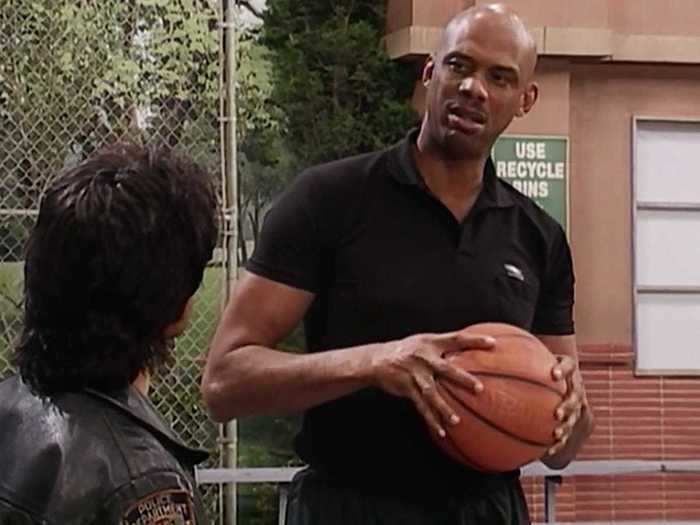 NBA star Kareem Abdul-Jabbar showed off his basketball skills and gave Uncle Jesse some tips.