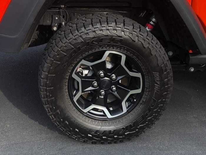 And last but not least, we have 17-inch "Granite Crystal" aluminum wheels ...