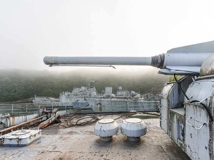 In 2016, Thissen traveled to Brittany, France, to explore decommissioned French naval warships.