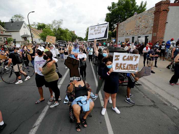 Around 6 p.m., the protesters began to march toward the 3rd Precinct of the Minneapolis Police Department.