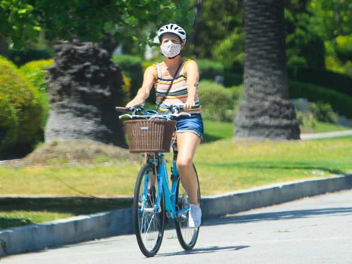 Former "Saturday Night Live" star Molly Shannon wore a casual outfit and mask while out for a bike ride in Los Angeles.