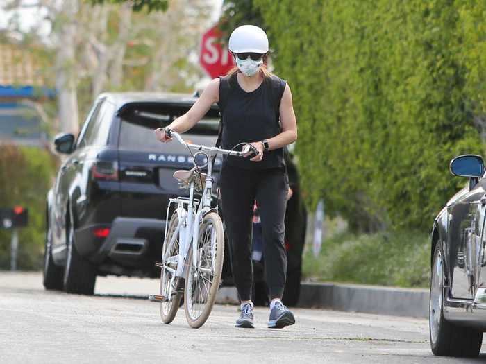 Jennifer Garner looked just like any other bike rider as she covered up with a mask and sunglasses.