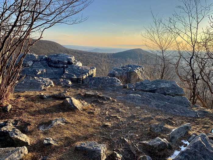 PENNSYLVANIA: Appalachian Trail, Pinnacle Trail, Valley Rim, and Pulpit Rock near Hamburg