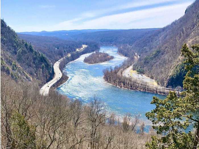 NEW JERSEY: Mount Tammany: Red Dot and Blue Dot Loop Trail near Knowlton