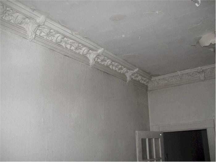 The home has now lost much of its former glory, but details like this carved crown molding are still there.