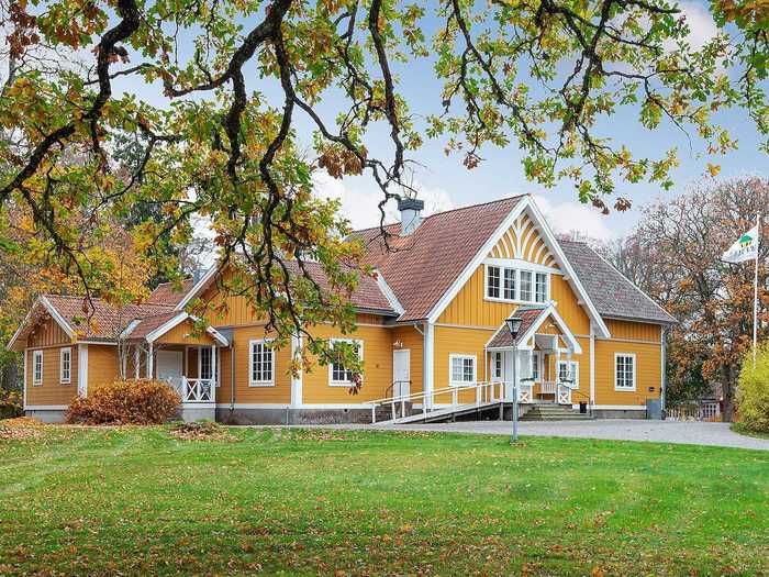 The village is also a popular destination for conferences, hosting 3,600 attendees each year. This home, built in 1903, consists of different meeting rooms and can accommodate up to 120 people.