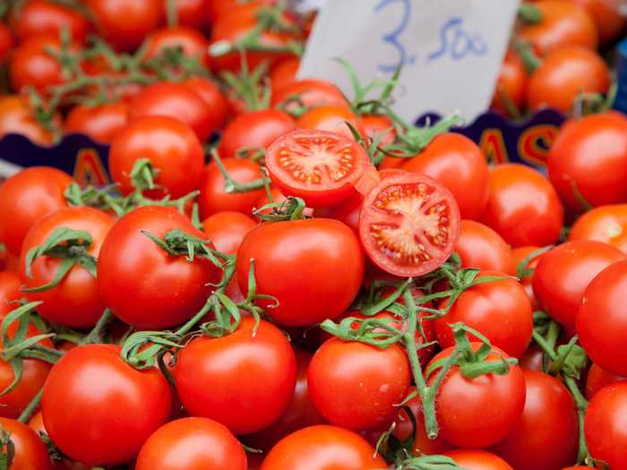 Tomatoes should be stored differently depending on their freshness.