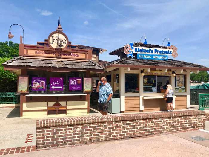 Outside, we found some snack stations serving up some classic theme park goodies.