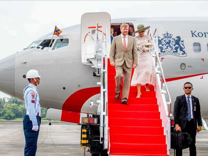 Just moments after completing the flight as a member of the flight crew, Willem-Alexander donned his suit jacket and deplaned as the king.