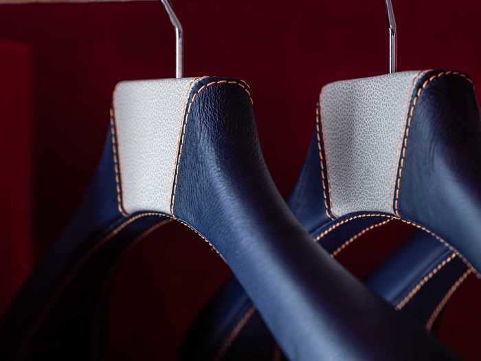 It also houses coat hangars with stitching in the colors of the Dutch royal standard, blue and orange.