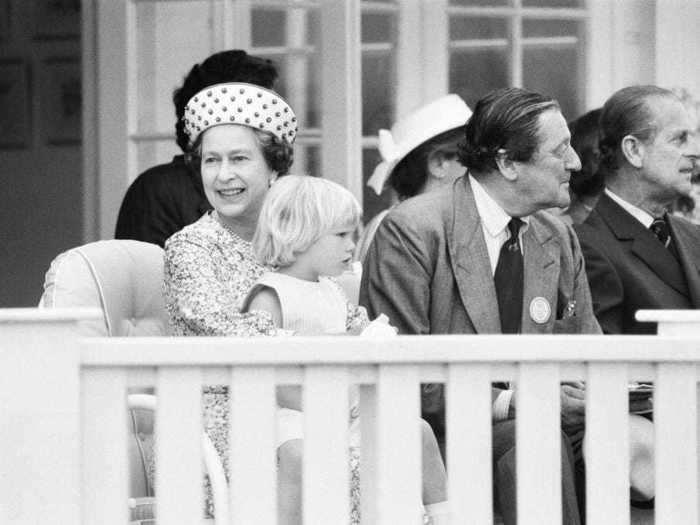 Queen Elizabeth used to hold her grandchildren on her lap at events.