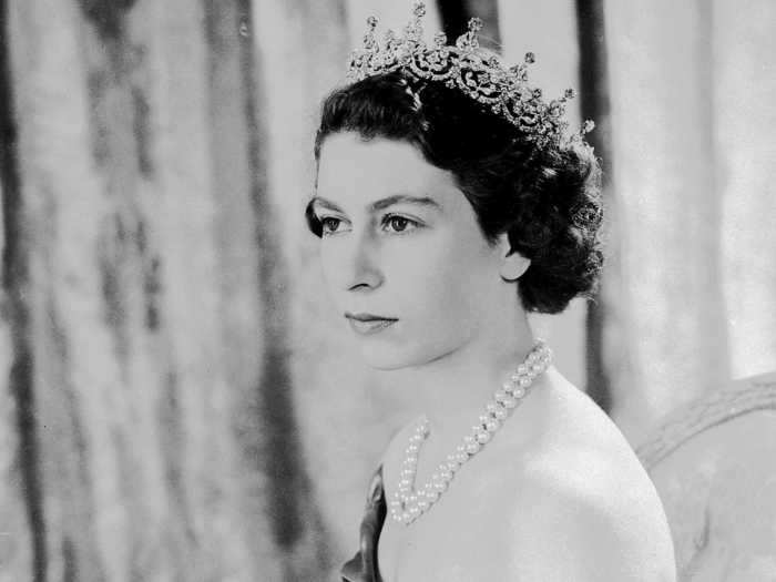 She was photographed wearing a silver dress with a diamond tiara and pearl necklace in 1949.