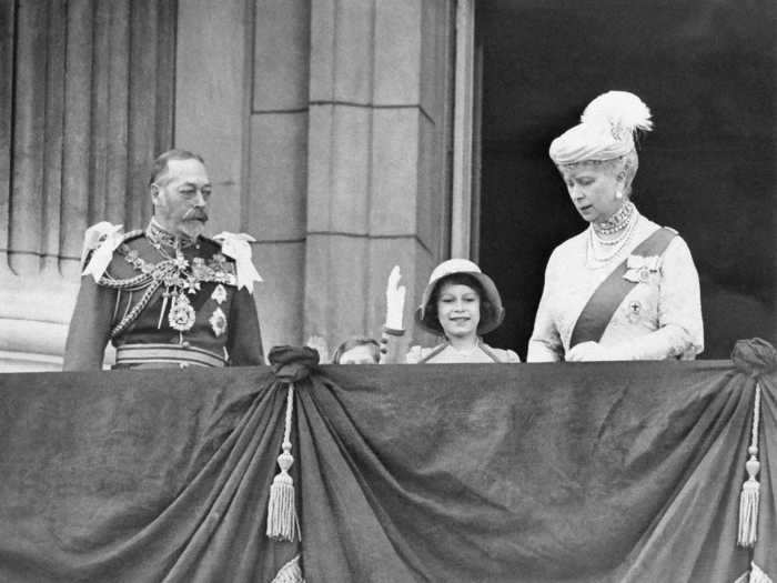 She joined King George V and Queen Mary on the balcony of Buckingham Palace in 1935.