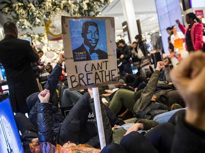 During his time as mayor, de Blasio has been subject to repeated public scrutiny. He received criticism for how he handled the Eric Garner case in 2014, where a white police officer killed a black man in Staten Island after apprehending him for selling loose cigarettes.