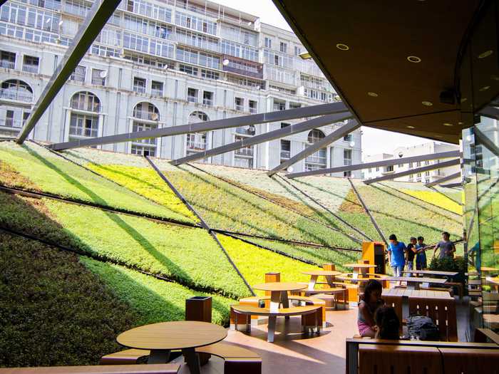 The stretches of green grass give the restaurant an open-air, natural feel.