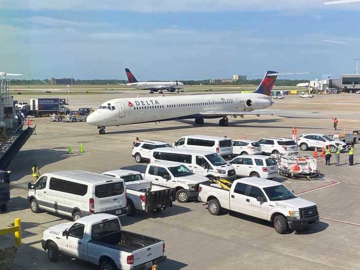 And here it is, N900DE, a 28-year-old McDonnell Douglas MD-88, fresh in from Washington Dulles International Airport.