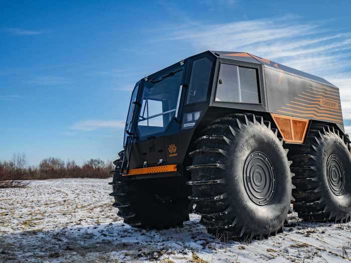 The Sherp Pro is equipped with a main 17.7-gallon fuel tank and an additional 15.3-gallon tank in each wheel. It uses as little as half a gallon of diesel per hour and can travel a ridiculous 115 hours without refueling.