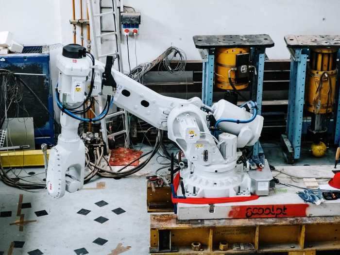 Prvok is built using Scoolpt, a robot arm used in auto manufacturing.