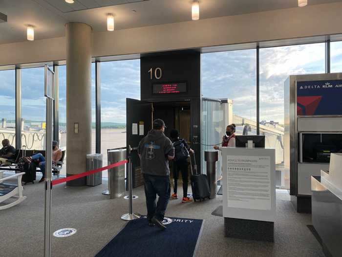 The first thing I noticed at the gate were social distancing placards placed by Delta reminding passengers to mind their distancing while boarding.